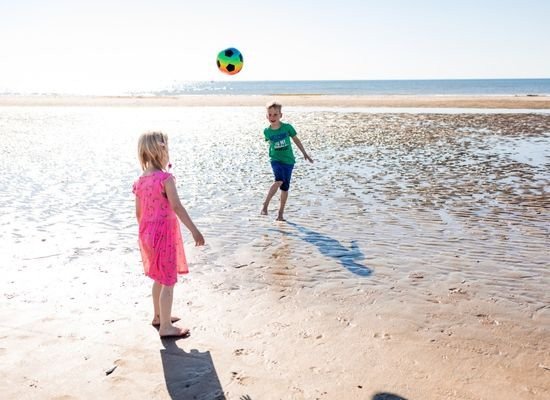 Mit den Kindern am Strand spielen im Urlaub an der Nordsee in Holland